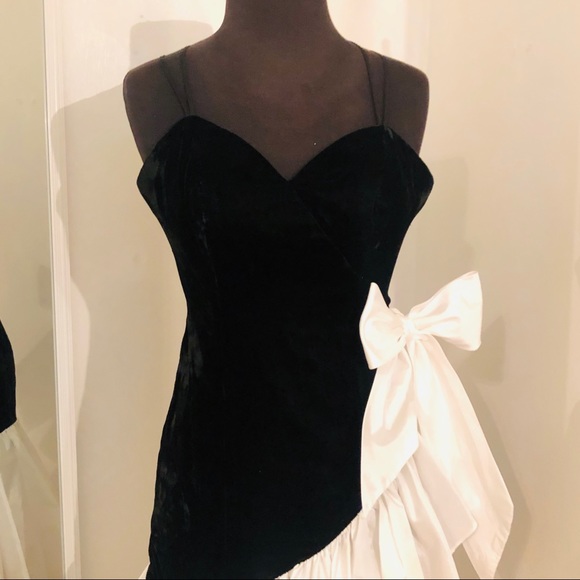 SOLD. Vintage 1980s Ruffled Velvet Midi dress - Picture 3 of 5